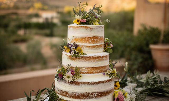 Tarta naked de tres pisos con flores silvestres comestibles en una boda del Valle de Ricote